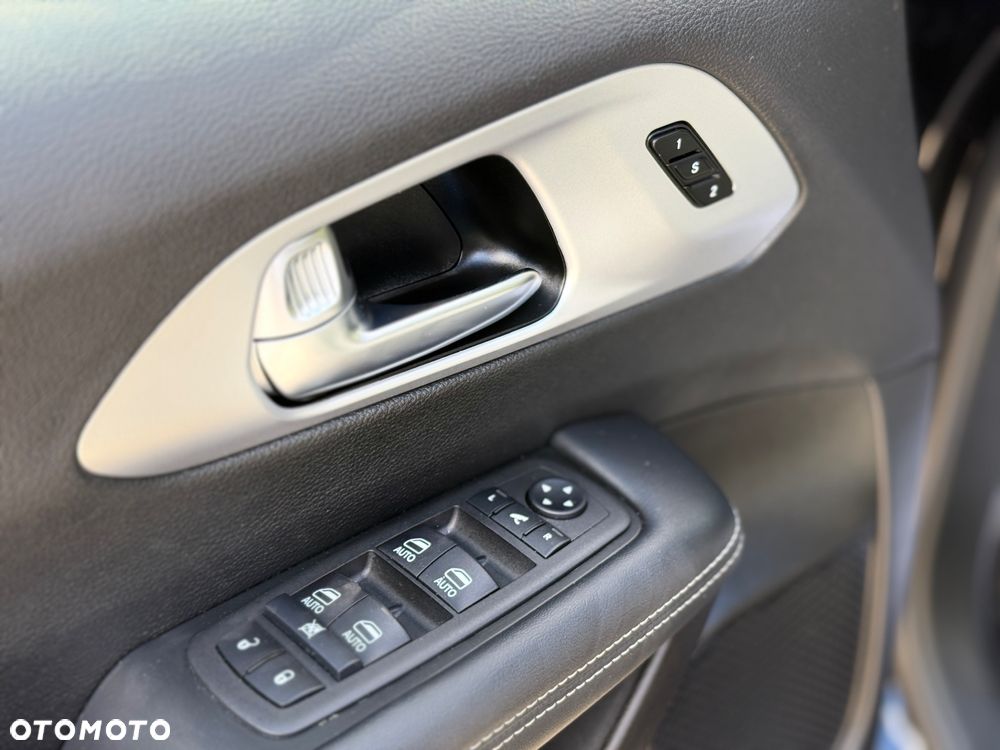 Chrysler Pacifica - 11