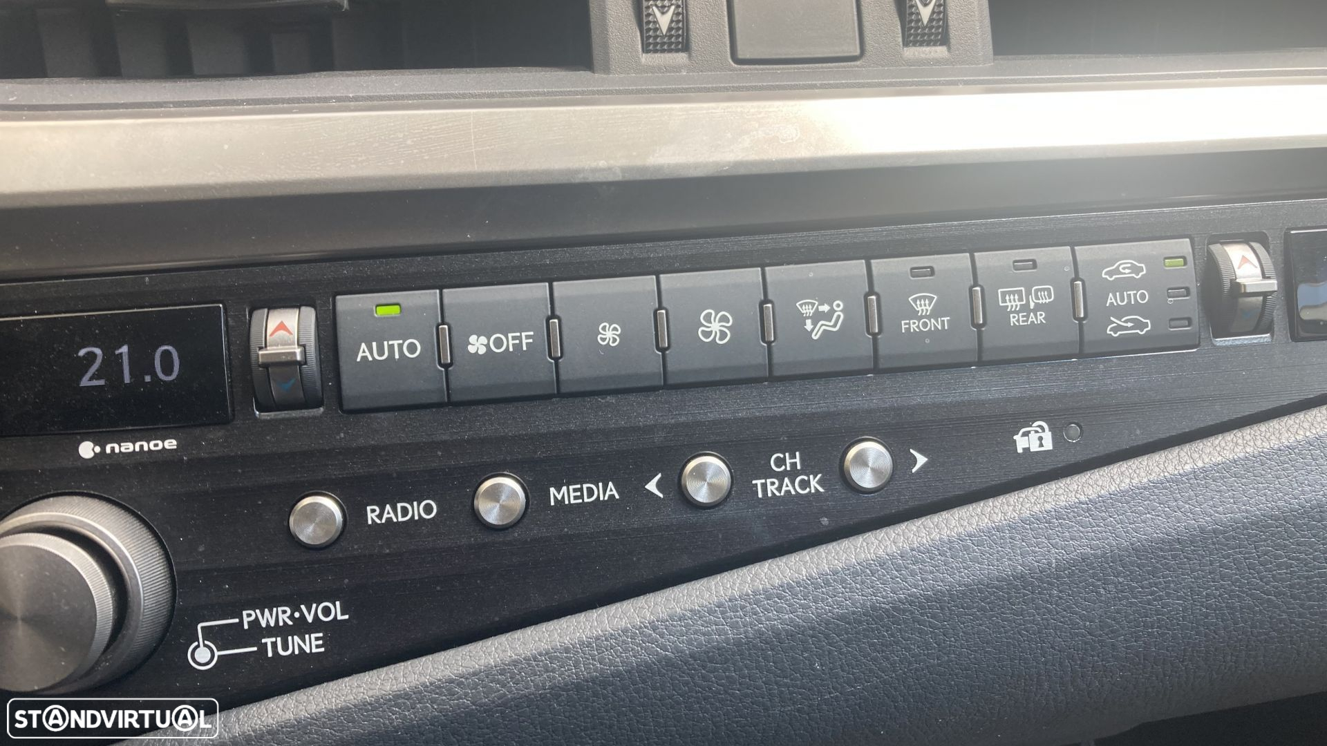 Lexus ES 300h Special Edition - 11