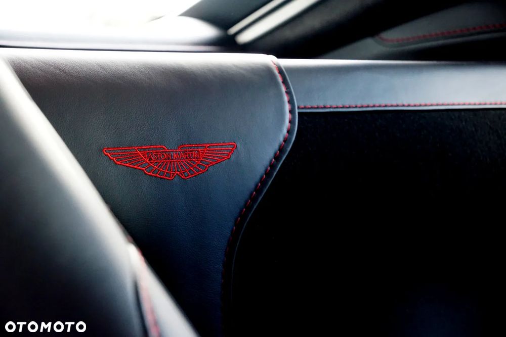 Aston Martin Vantage - 37