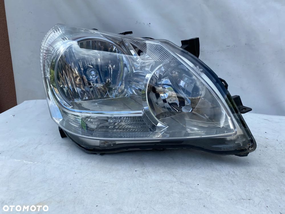 lampa toyota verso prawa eu cała - 2