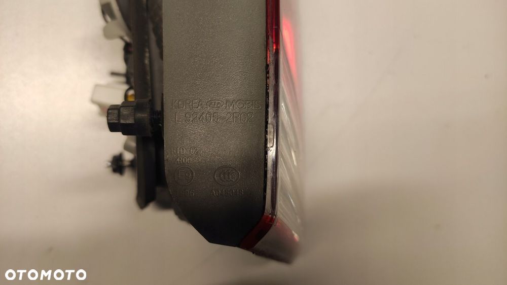 KIA SORENTO II LAMPA LEWA LEWY TYŁ TYLNA W KLAPĘ ZWYKŁA 09-14 92405-2P02 - 3