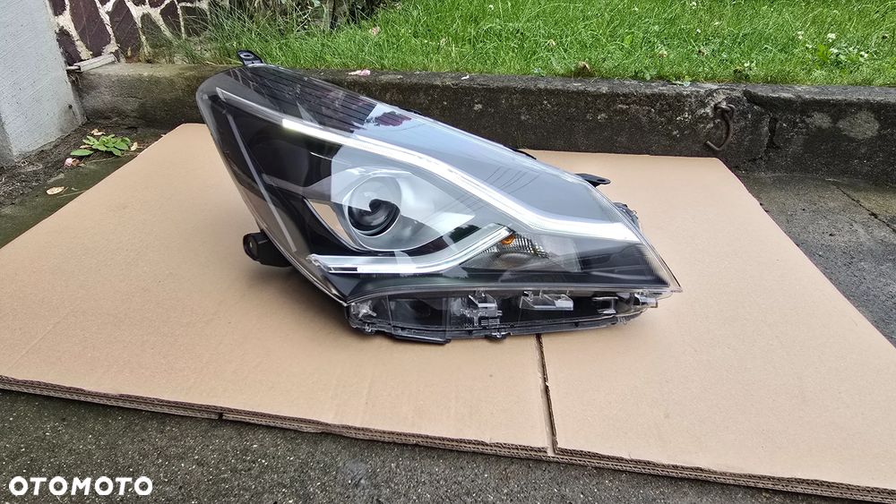 Toyota Yaris III Lift 17-20 Lampa Prawa Przednia Z LED DRL Oryginał
