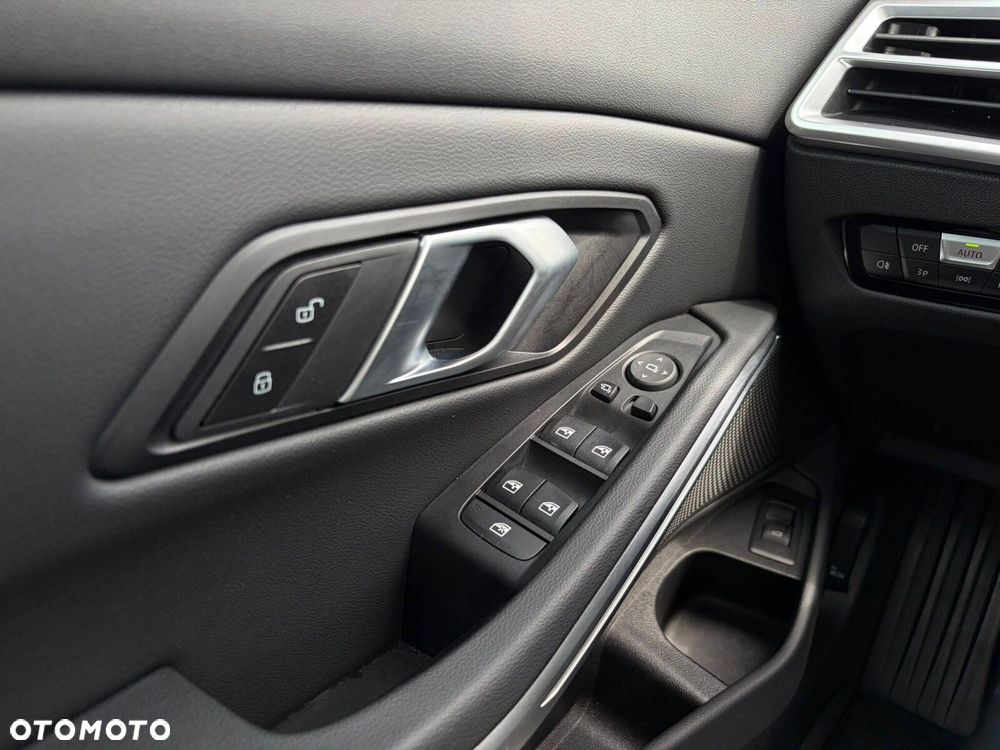 BMW Seria 3 318i M Sport - 22
