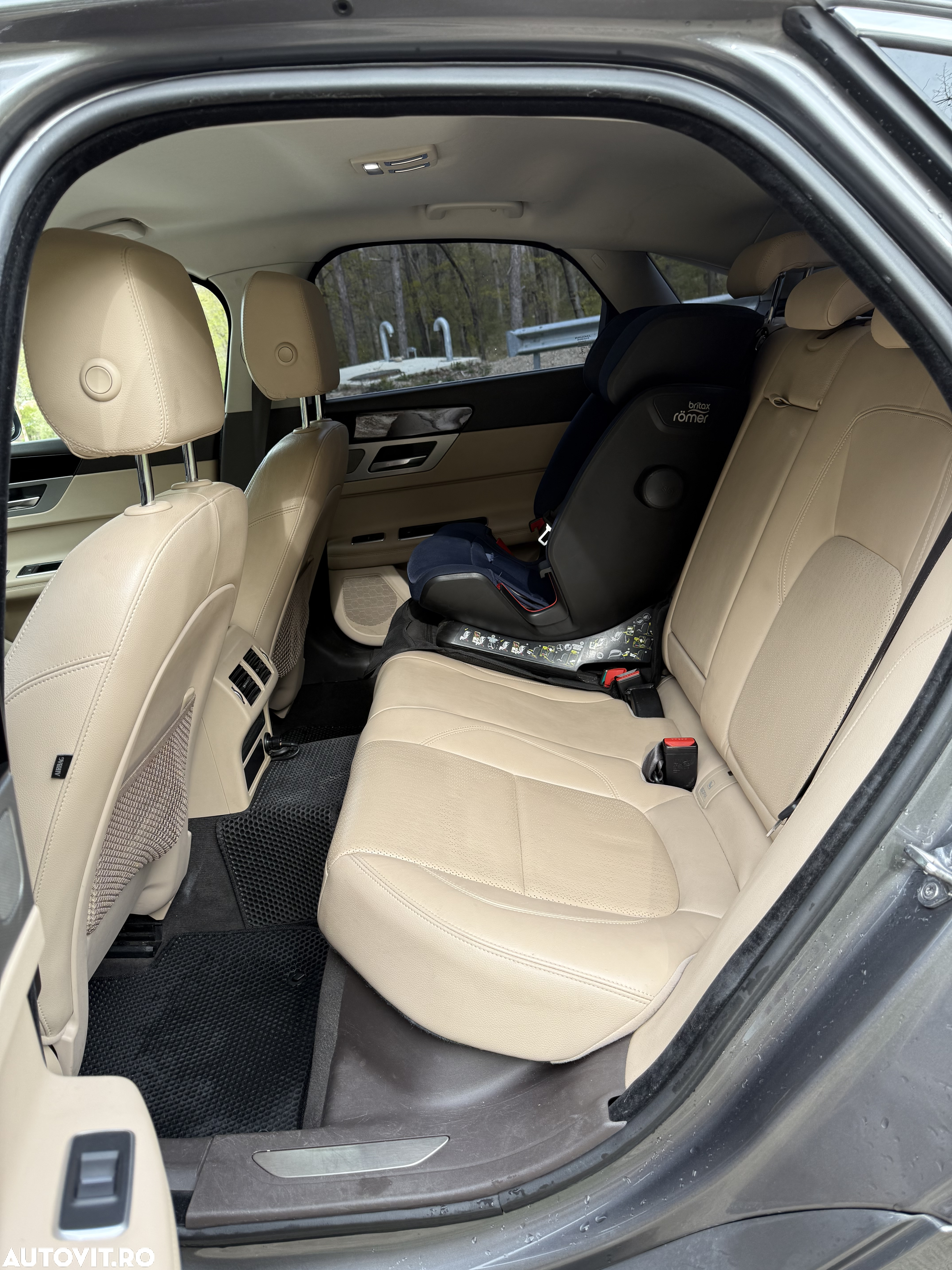 Jaguar XF 20d RWD Portfolio - 12