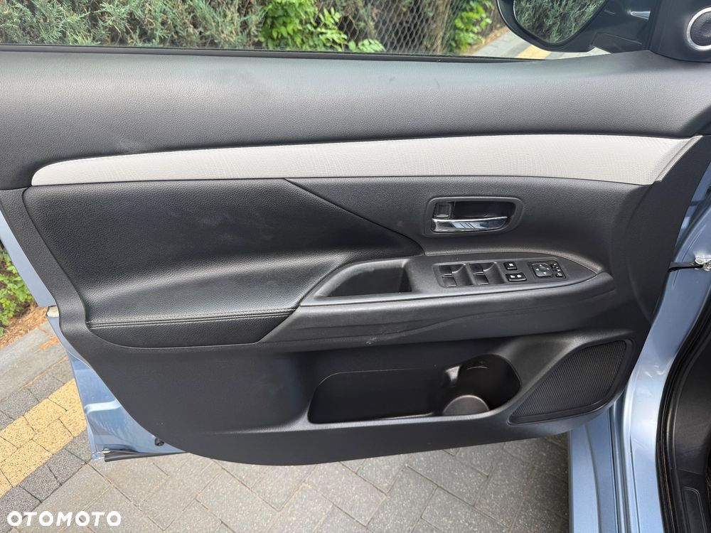 Mitsubishi Outlander 2.0 4WD Top - 23