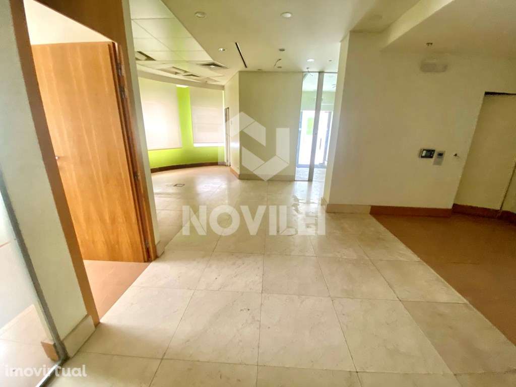 Loja de rua, sita na estrada principal, centro da Maceira. - Grande imagem: 4/20