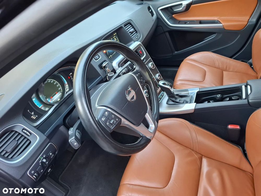 Volvo V60 D6 AWD Plug-in Hybrid R-Design Summum - 2
