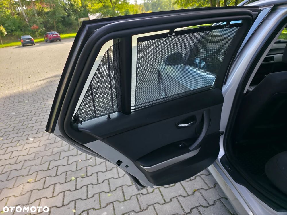 BMW Seria 3 318i Touring - 27