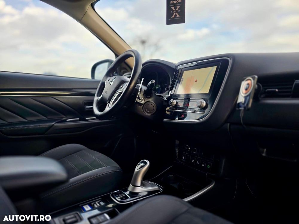 Mitsubishi Outlander PHEV 2.4 L 4X4 Instyle+ - 14