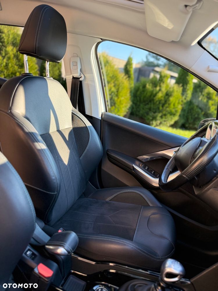 Peugeot 2008 1.2 Pure Tech GPF Signature S&S - 13