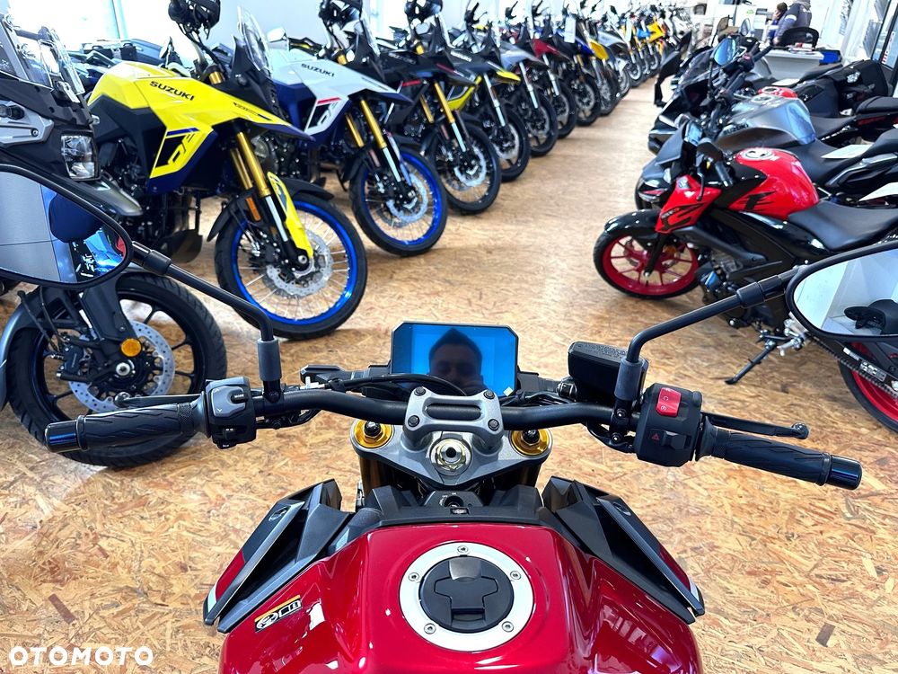 Suzuki GSX - 12