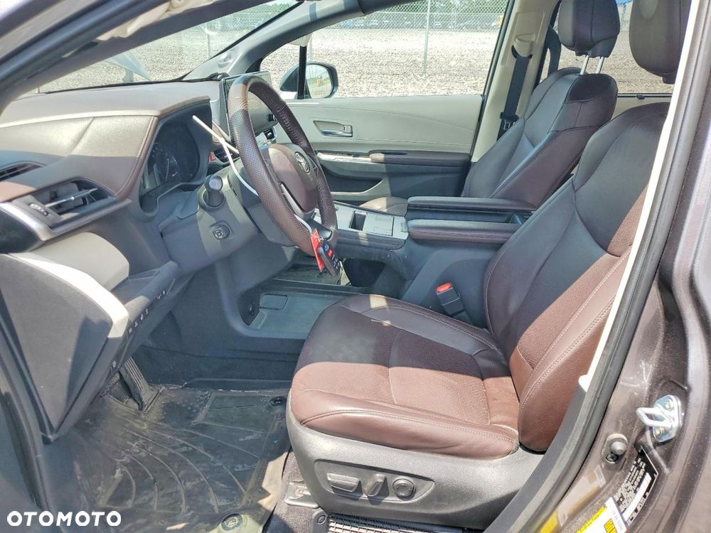Toyota Sienna - 8