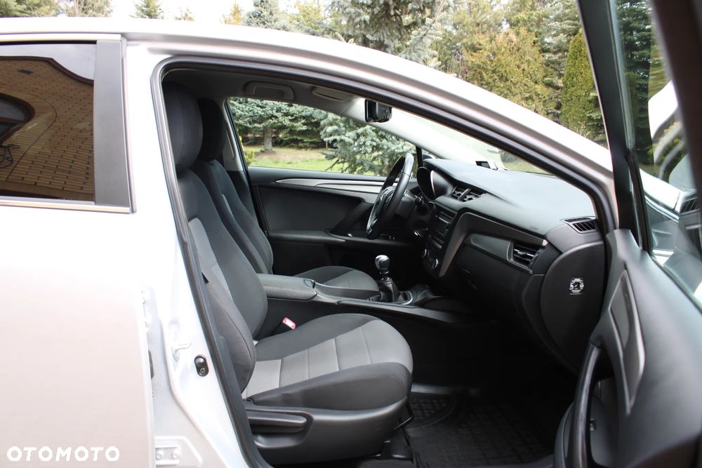 Toyota Avensis 1.6 Active - 23