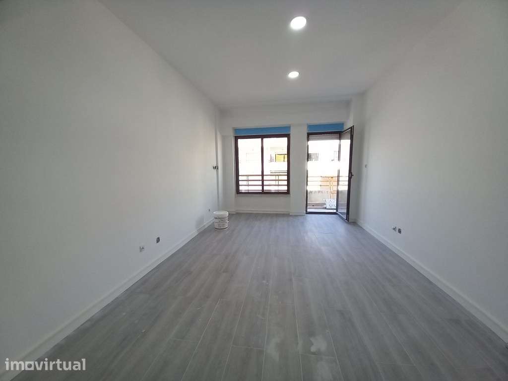 Duplex T4 Costa da Caparica, com terraço, a 300 metros da praia - Grande imagem: 4/16