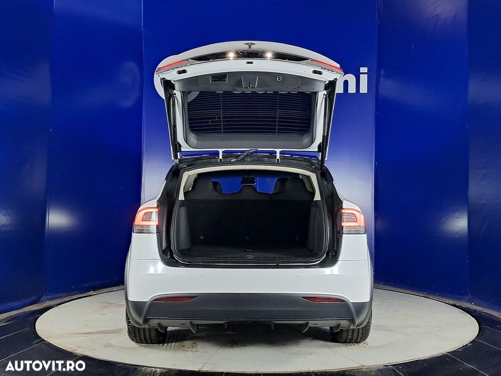 Tesla Model X - 19