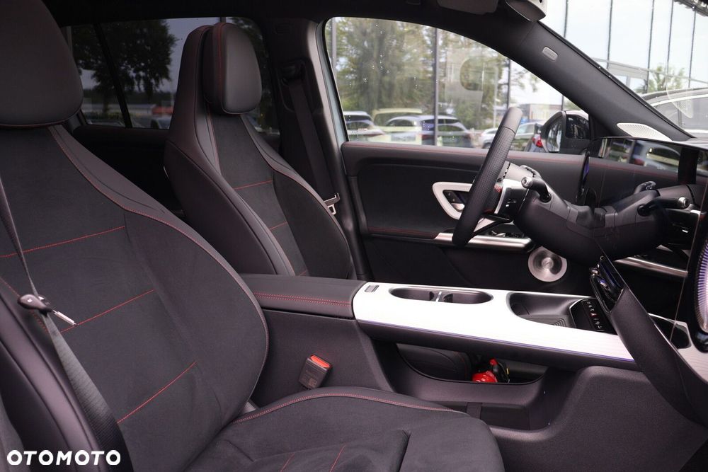 Mercedes-Benz GLB - 12