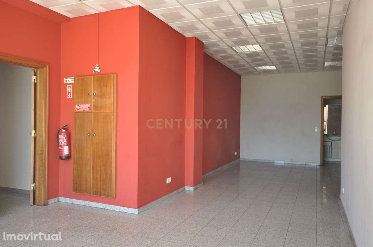 Loja Comercial no Carregado – Localização Estratégica e Boa Visibilida - Grande imagem: 3/10