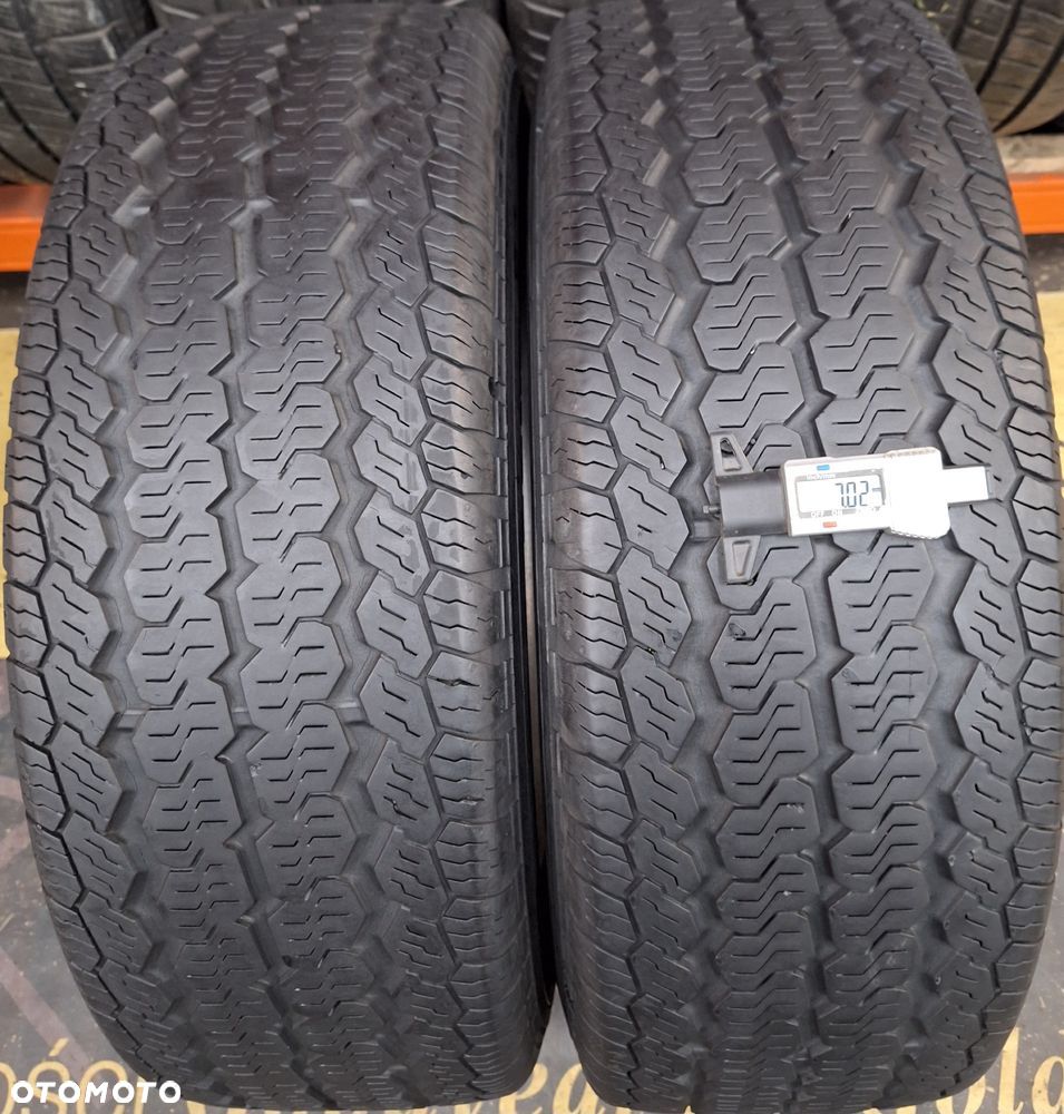 Opoony do Busa 235 65 R 16C 113/116 Continental VancoFourSeason - 1