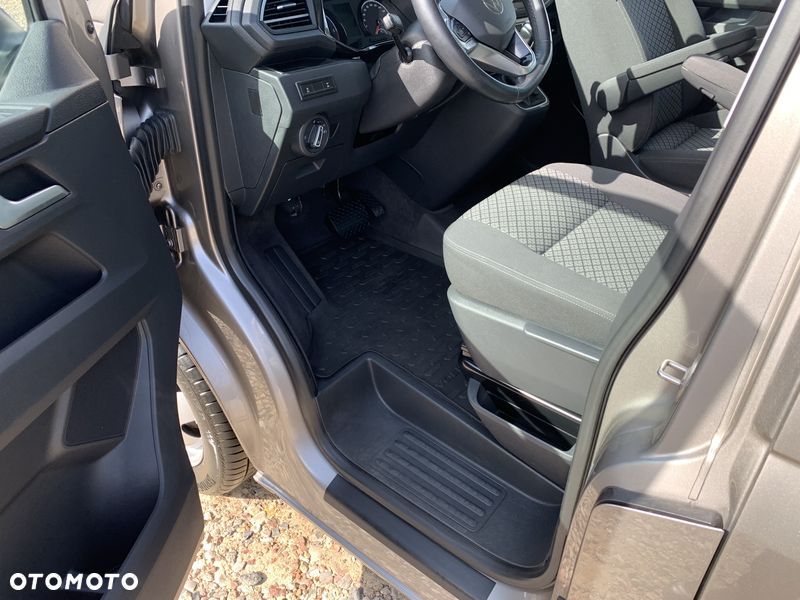 Volkswagen TRANSPORTER T6.1, DSG 4Motion, T6 4x4 plus reduktor napędów, Model BULLY MULTIVAN DELUX ORYGINAL, Światła LED, Fotele obracane kapitańskie, Dynamiczne zawieszenie komfortowe, 3 strefowa klimatyzacja, Felgi specjalne, Pakiet akustyczny, Stolik CAMPER - 30
