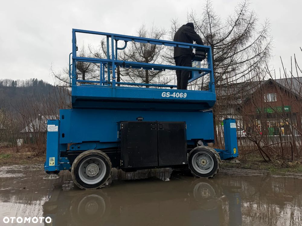 Genie Zwyżka Terenowa GS-4069RT Podnośnik Nożycowy Dźwig 14,5 metra jak Nowa z salonu! 1300 mtg. 2016 rok, Fabryczna przetwornica! 2x Gniazdo 230v góra dół. Pochodzi z Norweskiego urzędu Komuny. Zadbana! 4x4 Silnik Kubota. Zero Luzów i wycieków. Aktualne Serwisy DEKRA BMWT. Wysuwany Balkon. Sterowana z dołu i góry. Okazja Tanio !! Dokumentacja! Bez DPF, adBLUE - 2