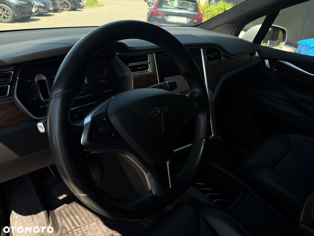 Tesla Model X - 14