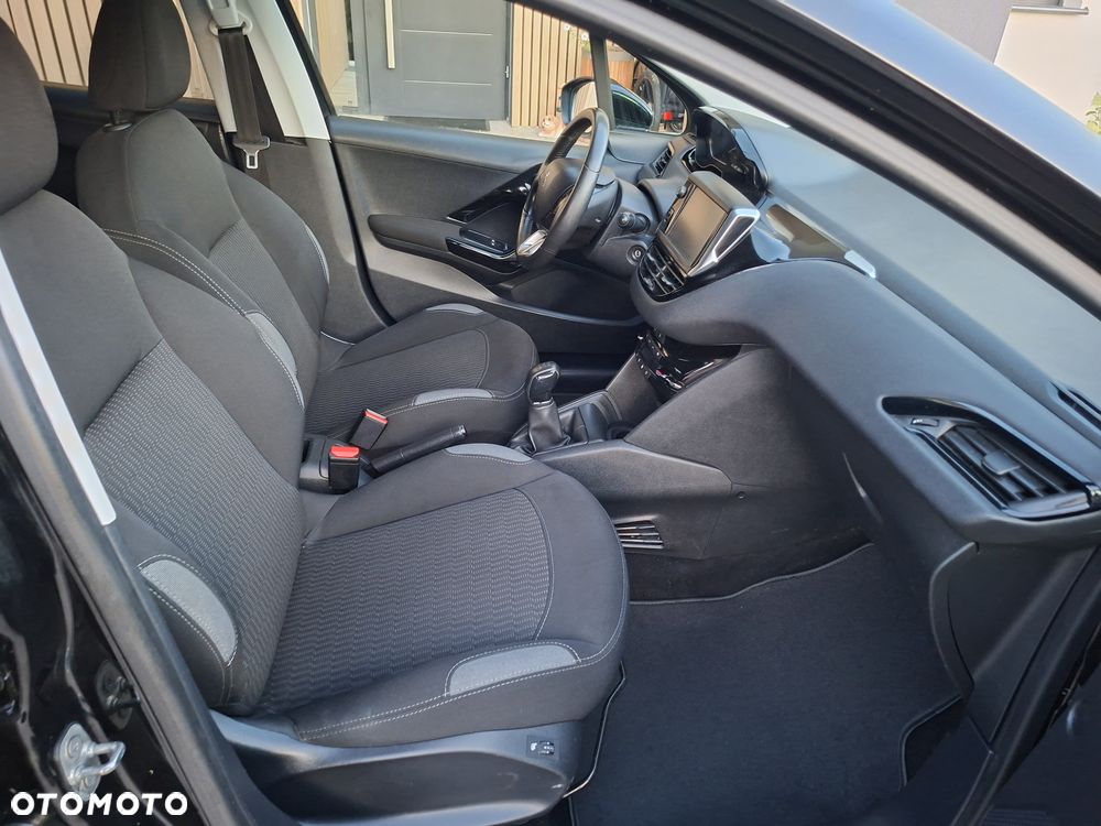 Peugeot 208 - 8