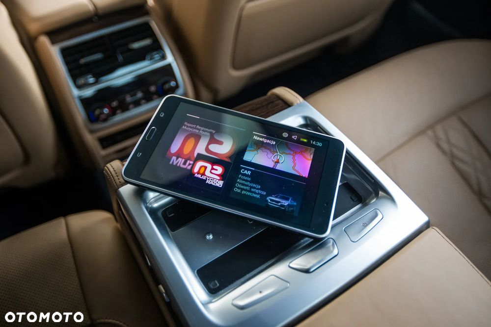BMW Seria 7 745e sport - 23