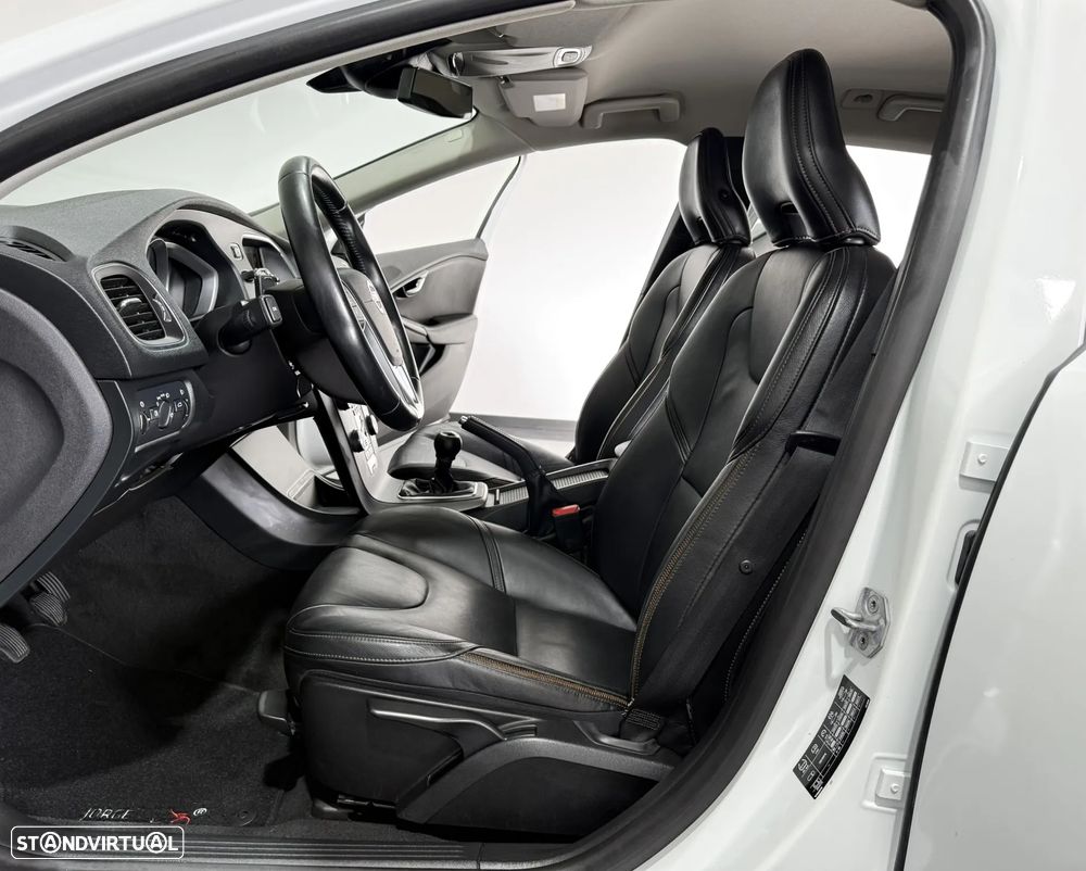 Volvo V40 Cross Country D2 Momentum - 29