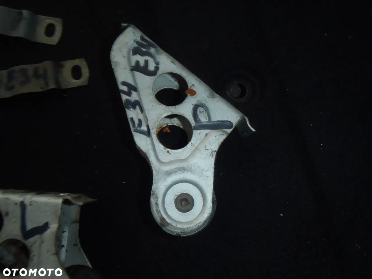 zawias rolka zamek logo uszczelka wyciszenie z maski spryskiwacz  bmw e34 bez rdzy - 11
