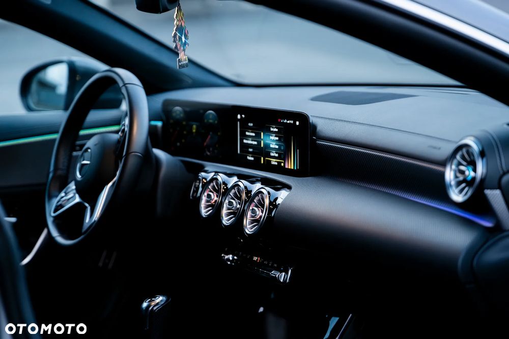 Mercedes-Benz CLA 180 d - 38