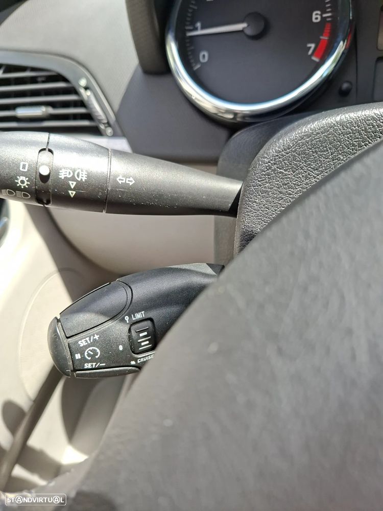 Peugeot 207 1.4 16V Premium - 21