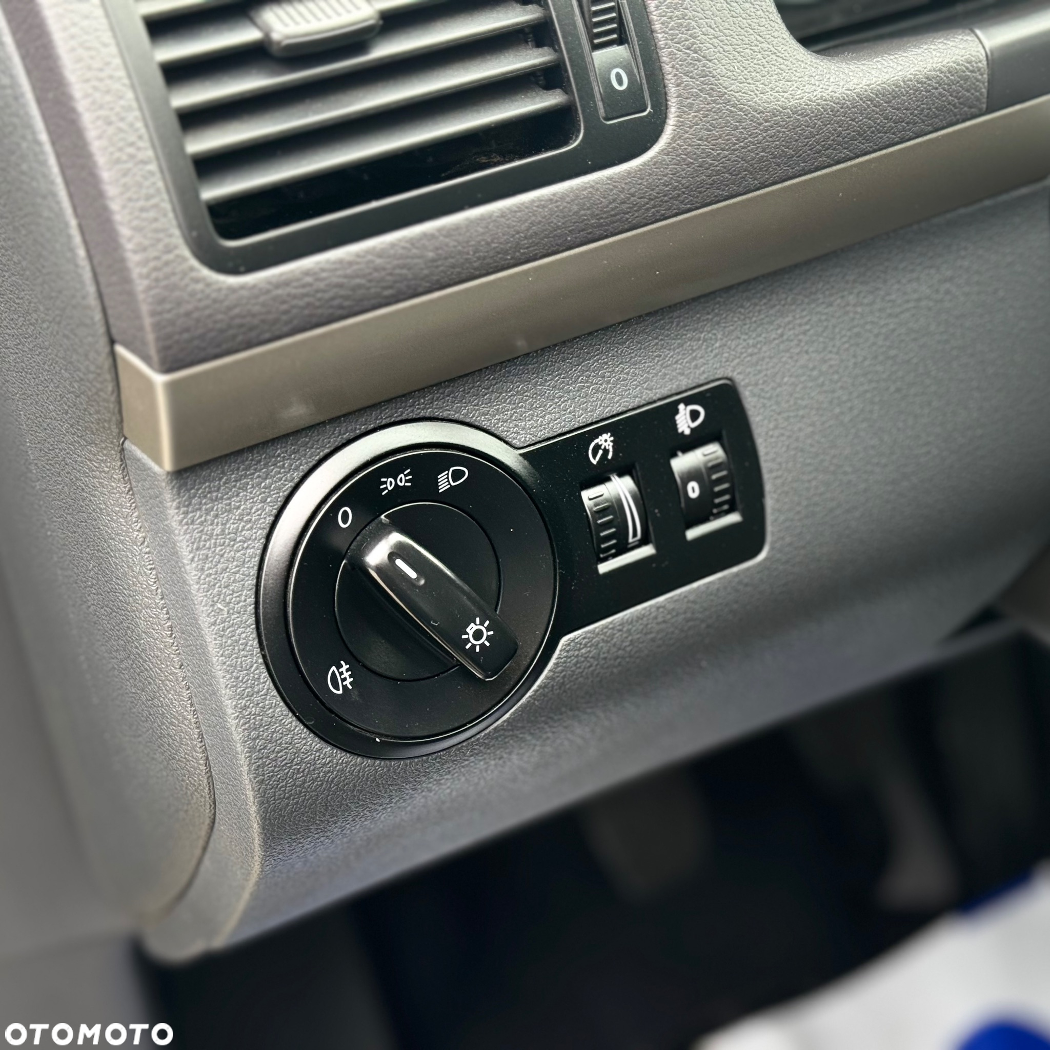 Volkswagen Touran - 12