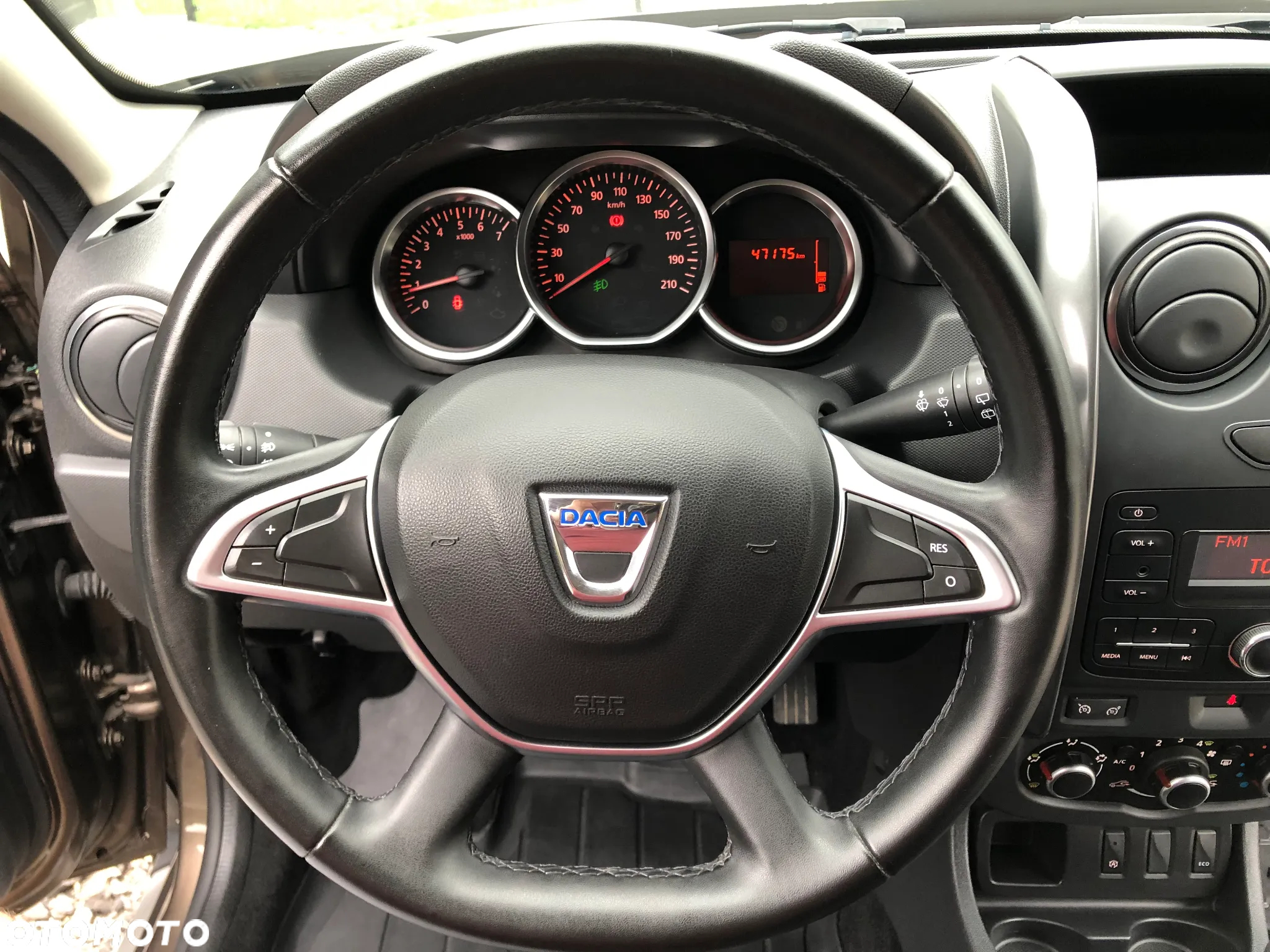 Dacia Duster 1.6 SCe Laureate S&S - 7