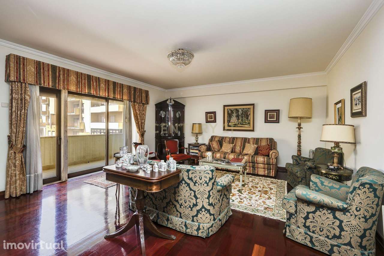 Apartamento T3 em Algés com Varandas e Garagem - Grande imagem: 3/24