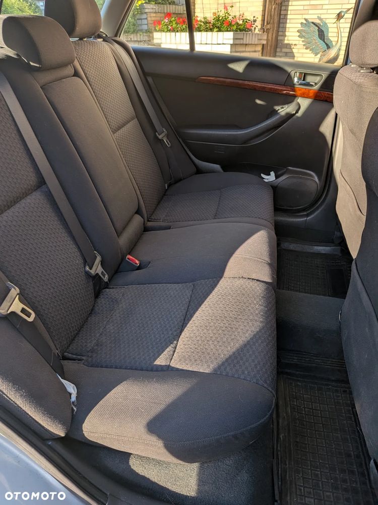 Toyota Avensis - 8