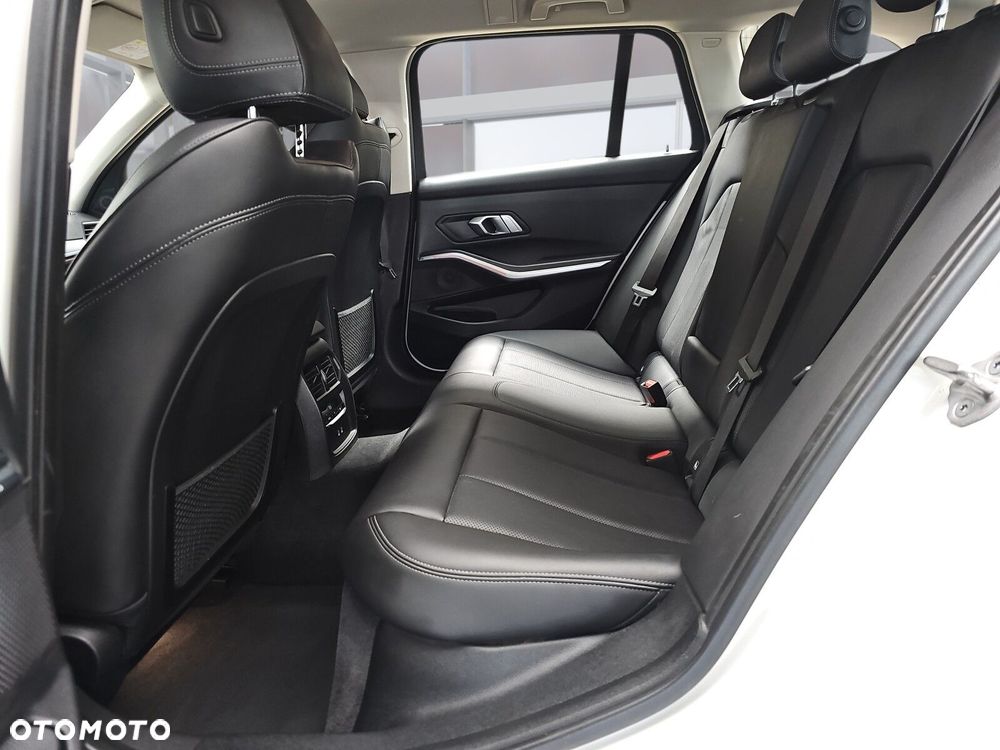 BMW Seria 3 318d Sport Line - 19