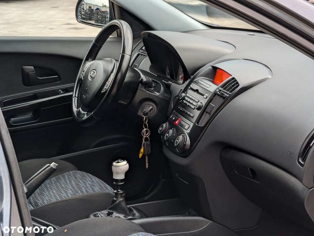 Kia Ceed - 32
