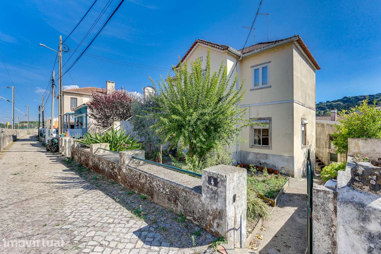 T3 em um andar de Moradia Para Renovar com Jardim e Localização Privi - Grande imagem: 3/28