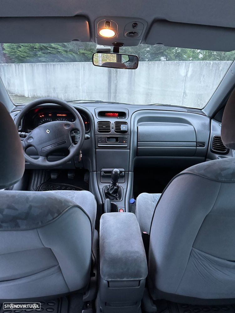 Renault Laguna 1.8 RT - 17