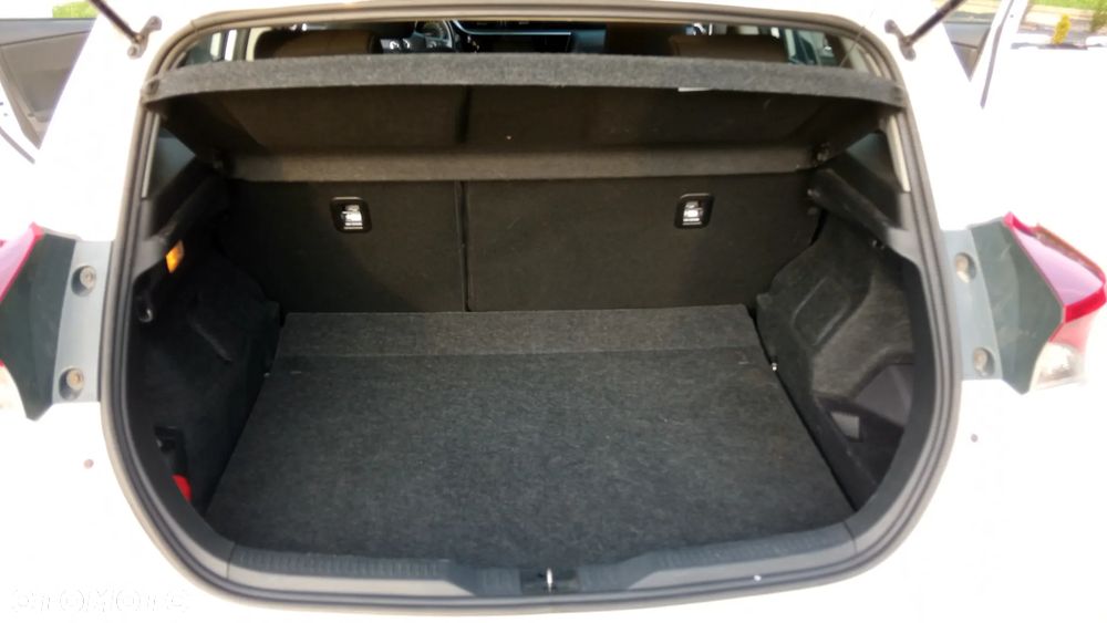 Toyota Auris Hybrid 135 Premium - 24