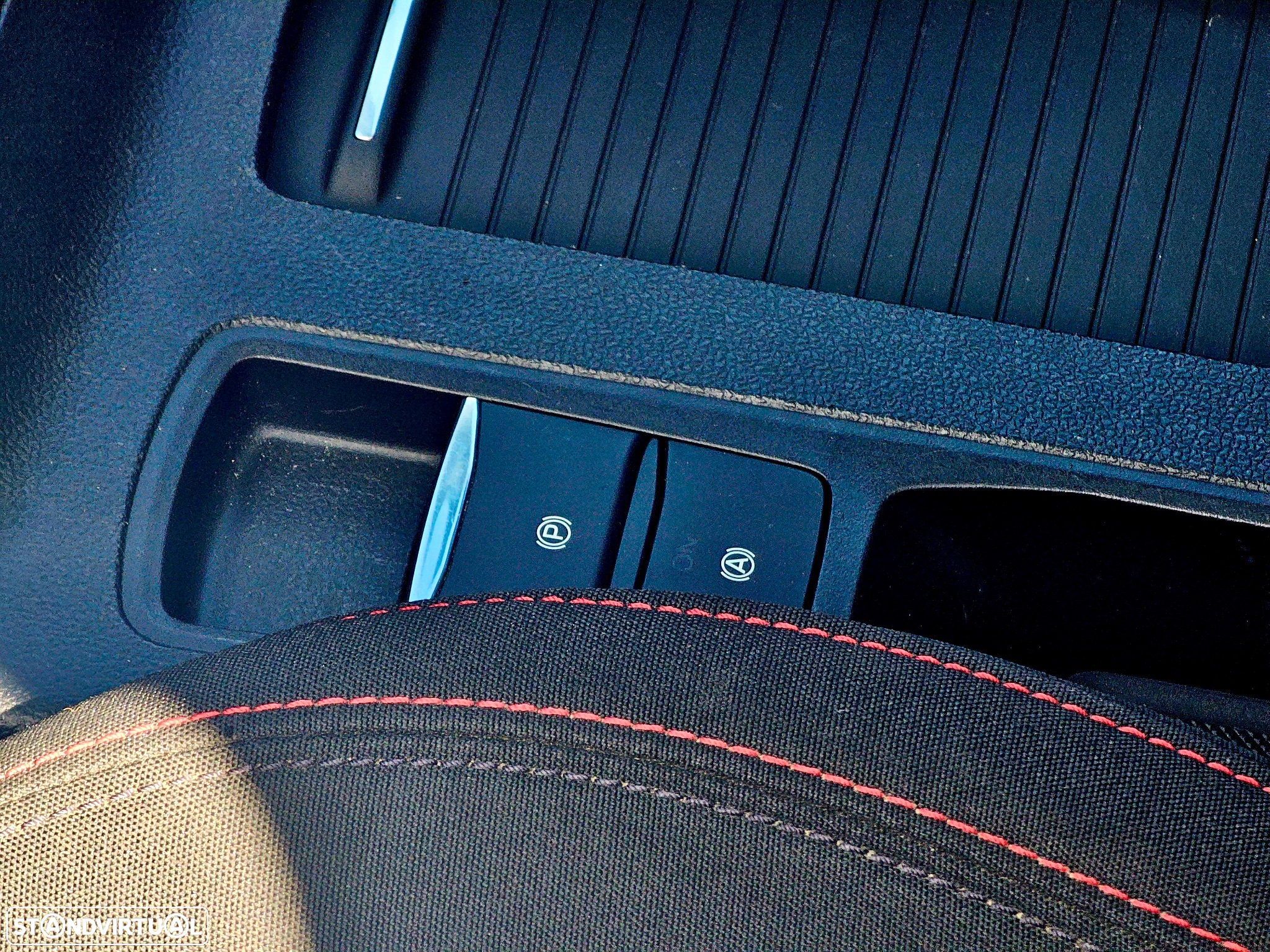 Ford Focus 1.5 EcoBoost S&S ST-LINE - 24