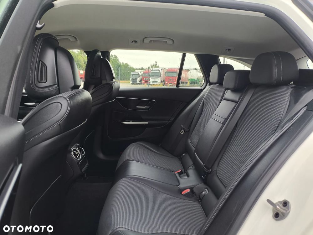Mercedes-Benz Klasa C 200 4Matic 9G-TRONIC AMG Line - 24