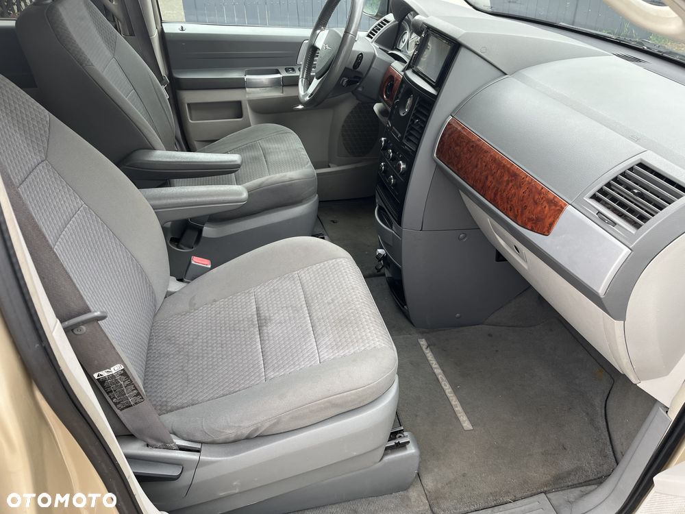 Chrysler Town & Country - 10
