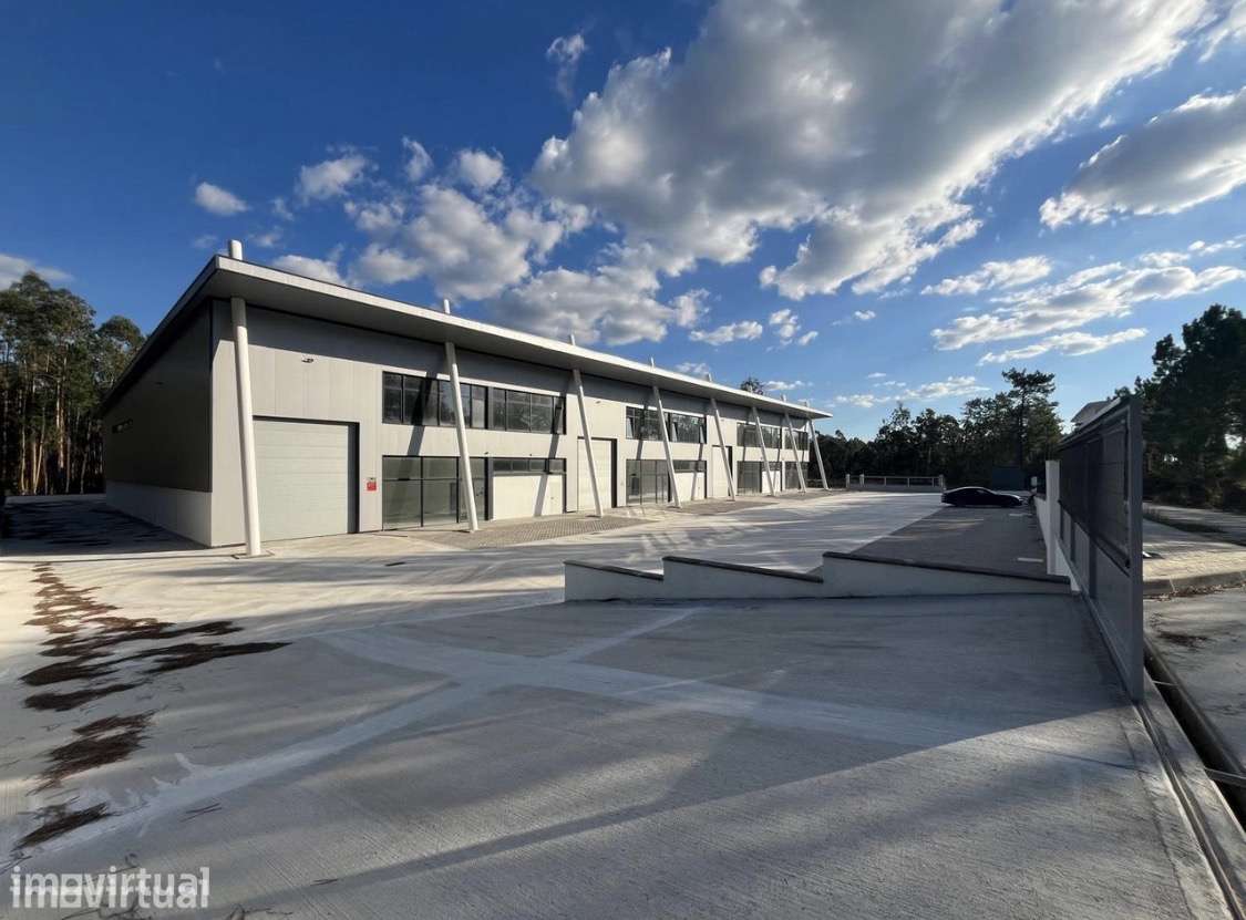 Armazém Virado para  a A8 em Maceira - Grande imagem: 5/26