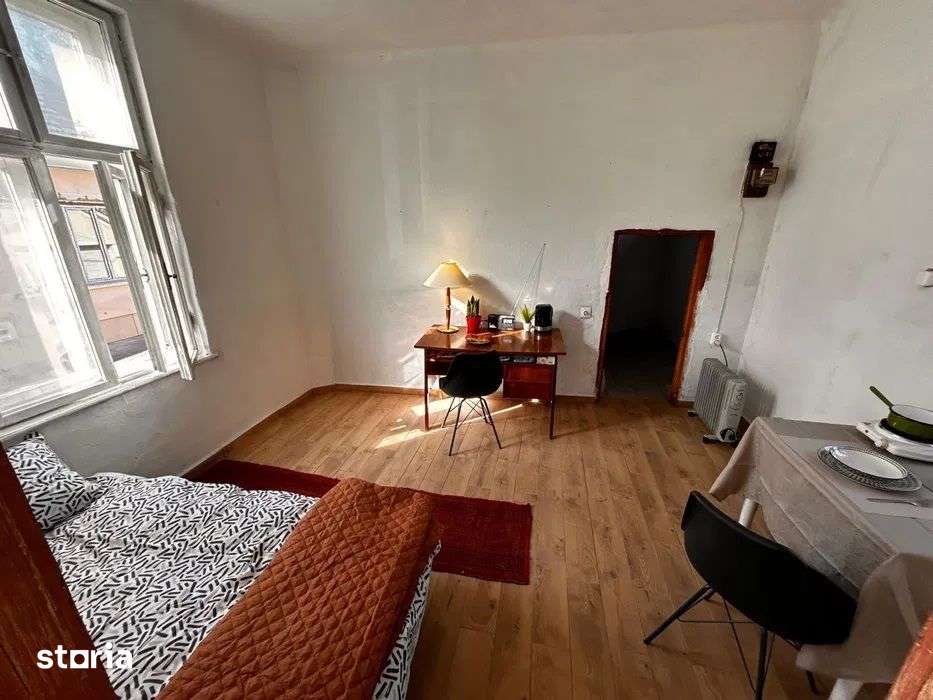 Central - Casa 5 camere - curte comuna - Imagine principală: 2/4