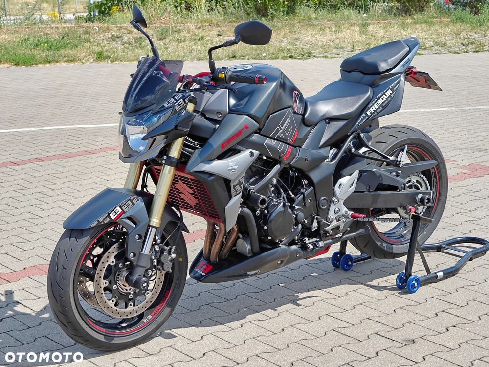 Suzuki GSR - 6