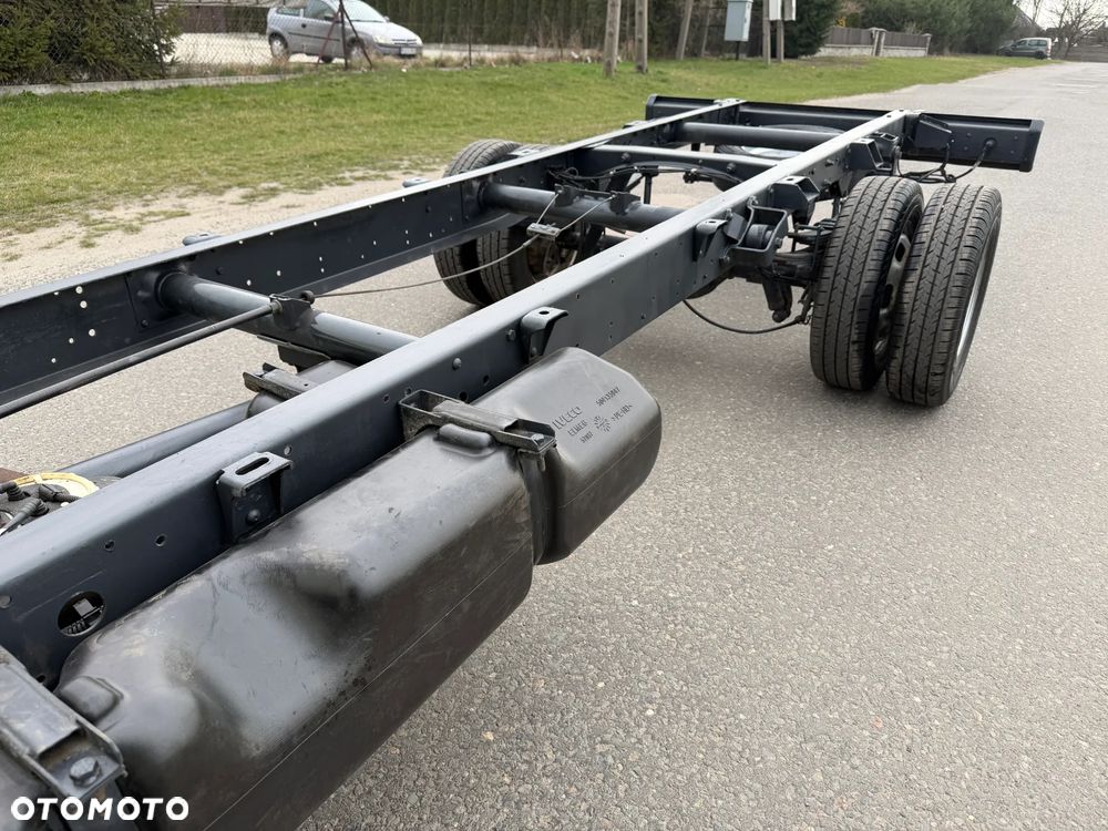 Iveco 35C15 * 3.0 / 150KM * Rama do zabudowy * Rozstaw osi: 4.1m * Koła bliźniacze * - 18