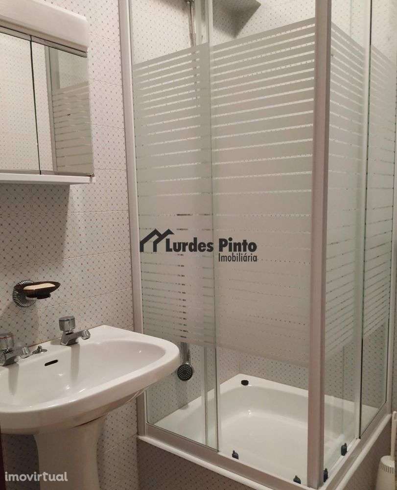 Quarto a raparigas estudantes perto de escolas superiores - Grande imagem: 4/10