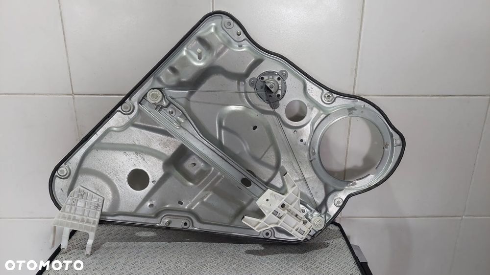 PODNOŚNIK SZYBY RĘCZNY TYŁ PRAWY R2011 KIA CEED - 2