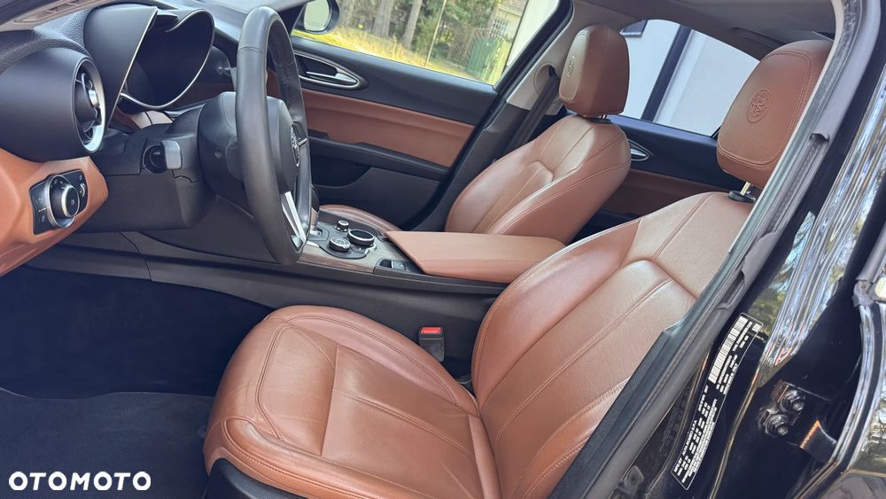 Alfa Romeo Giulia 2.0 Turbo 16V AT8-Q4 Ti - 23